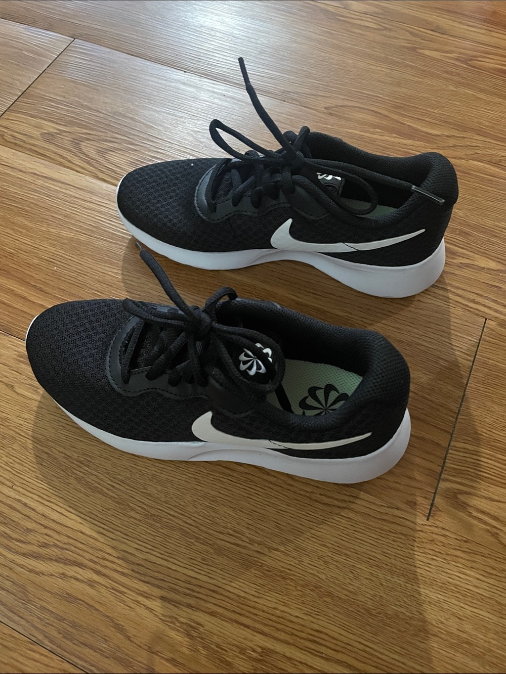 Nike Women Black and White Lightweight Mesh Sneakers